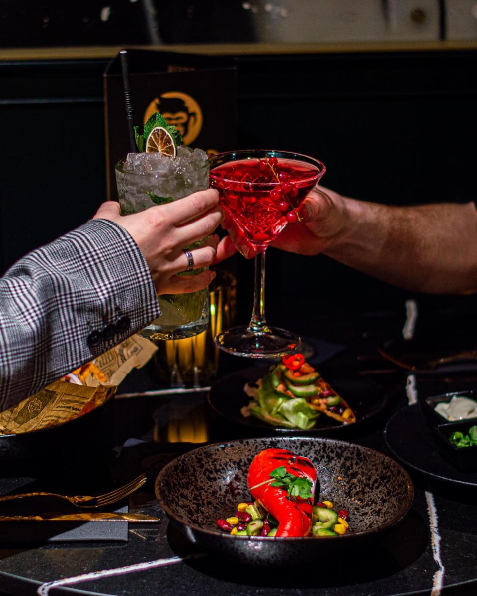 binnen bij mr gold proosten met twee cocktails